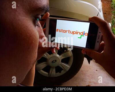 DISTRETTO KATNI, INDIA - 28 MAGGIO 2020: Startup india yojana, regime del governo indiano per la gente del paese presentato sullo schermo mobile da signora asiatica. Foto Stock