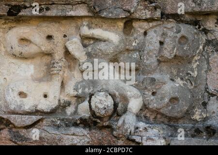 Statue di stucco scolpite nel Tempio degli affreschi nelle rovine della città maya di Tulum sulla costa del Mar dei Caraibi. Parco Nazionale di Tulum Foto Stock