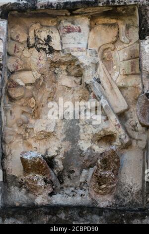 Statue di stucco scolpite nel Tempio degli affreschi nelle rovine della città maya di Tulum sulla costa del Mar dei Caraibi. Parco Nazionale di Tulum Foto Stock