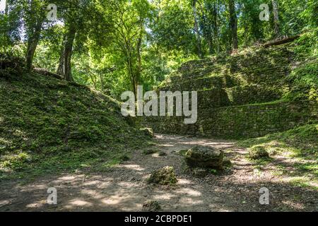 La prima vista delle rovine della città maya di Yaxchilan sul fiume Usumacinta a Chiapas, Messico. La piramide a destra è stata scavata e re Foto Stock