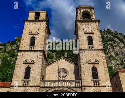 Due torri irregolari di San Tryphon o Cattedrale di Cattaro consacrate nel 1166, una delle due cattedrali cattoliche romane nel Montenegro nella città vecchia di Cattaro Foto Stock