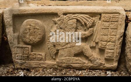 Dettaglio dalla scalinata ierglifica del Tempio 33 nelle rovine della città maya di Yaxchilan sul fiume Usumacinta a Chiapas, Messico. Foto Stock