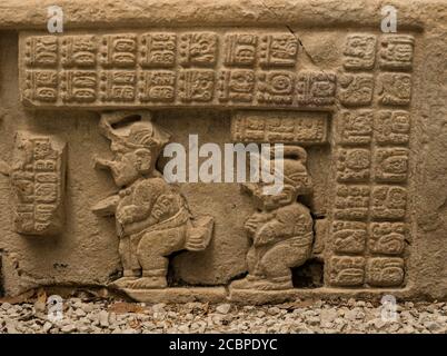 Dettaglio dalla scalinata ierglifica del Tempio 33 nelle rovine della città maya di Yaxchilan sul fiume Usumacinta a Chiapas, Messico. Foto Stock