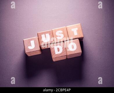 Basta fare Word scritto su cubi di legno Foto Stock