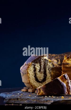 Colpo verticale di una deliziosa torta fatta in casa di libbra di marmo sopra una tavola di ardesia Foto Stock