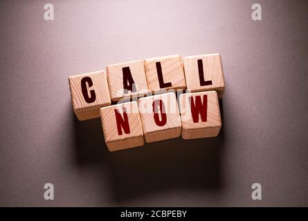 Call Now Word scritto su cubi di legno Foto Stock