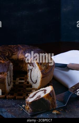 Colpo verticale di una deliziosa torta fatta in casa di libbra di marmo sopra una tavola di ardesia Foto Stock