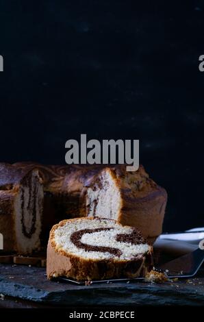 Colpo verticale di una deliziosa torta fatta in casa di libbra di marmo sopra una tavola di ardesia Foto Stock