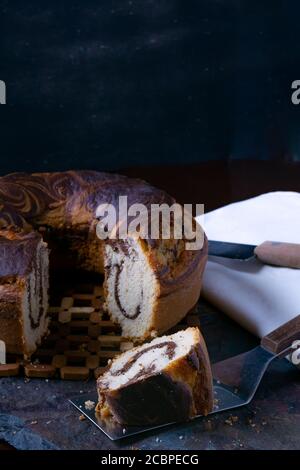 Colpo verticale di una deliziosa torta fatta in casa di libbra di marmo sopra una tavola di ardesia Foto Stock