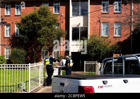 Fitzroy North, Melbourne, Australia. 15 agosto 2020. Più di 10 veicoli di servizio di emergenza in presenza come bambino intrappolato salvato dal fuoco nel blocco di appartamenti state Housing su Clauscen Street, Fitzroy North, Melbourne il sabato. Clauscen Street e Nicholson Street rimangono chiuse durante le indagini. Credit: Joshua Preston/Alamy Live News Foto Stock