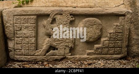 Dettaglio dalla scalinata ierglifica del Tempio 33 nelle rovine della città maya di Yaxchilan sul fiume Usumacinta a Chiapas, Messico. Foto Stock
