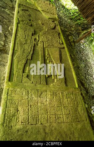 La Stela 11 mostra la Jaguar degli uccelli e la Jaguar IV dello scudo nelle rovine della città maya di Yaxchilan sul fiume Usumacinta a Chiapas, Messico. Foto Stock