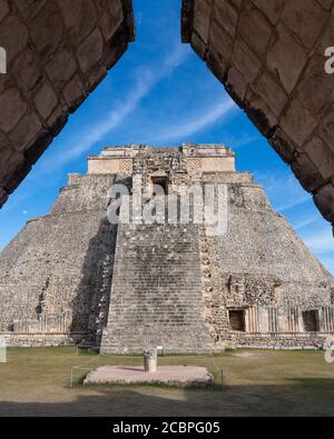 La facciata ovest della Piramide del Magico, conosciuta anche come la Piramide del Nano, si affaccia nel Quadrangle degli uccelli. E' lo stru piu' alto Foto Stock