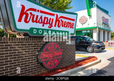 Le ciambelle Krispy Kreme a Snellville, Georgia, con il cartello illuminato "Hot Now" che indica la disponibilità di ciambelle calde e fresche. (STATI UNITI) Foto Stock