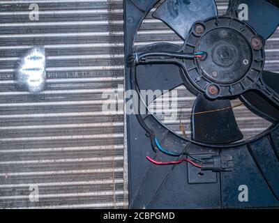 Radiatore in alluminio per il raffreddamento del motore con ventola. Foto Stock