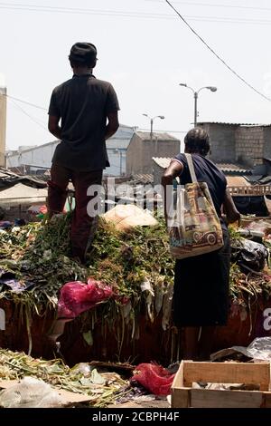 Cartagena Columbia mercato poveri persone vendetta cibo. 5086. Storico quartiere povero mercato all'aperto. Carne fresca cruda, carne di manzo, maiale e pesce preparati in condizioni di caldo sanitario. Ambiente sporco e puzzolente con cibo marcio. Ristoranti locali e negozi. Foto Stock