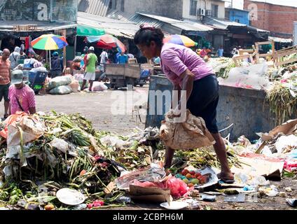 Cartagena Columbia mercato donna vendetta cibo povero. 5084. Storico quartiere povero mercato all'aperto. Carne fresca cruda, carne di manzo, maiale e pesce preparati in condizioni di caldo sanitario. Ambiente sporco e puzzolente con cibo marcio. Ristoranti locali e negozi. Foto Stock