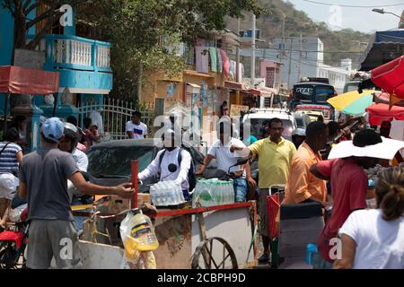 Cartagena Columbia povertà strada trafficata. 5097. Storico quartiere povero mercato all'aperto. Carne fresca cruda, carne di manzo, maiale e pesce preparati in condizioni di caldo sanitario. Ambiente sporco e puzzolente con cibo marcio. Ristoranti locali e negozi. Foto Stock