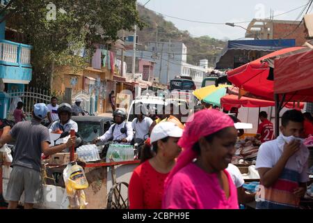 Cartagena Columbia povertà strada affollata. 5096. Storico quartiere povero mercato all'aperto. Carne fresca cruda, carne di manzo, maiale e pesce preparati in condizioni di caldo sanitario. Ambiente sporco e puzzolente con cibo marcio. Ristoranti locali e negozi. Foto Stock