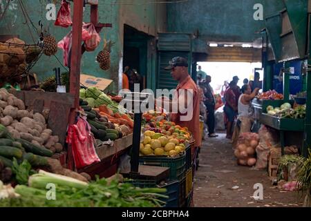 Mercato all'aperto di frutta vegetale Cartagena Columbia. Storico povero quartiere mercato all'aperto. Frutta fresca e verdura in vendita. Carne fresca cruda, carne di manzo, maiale e pesce preparati in condizioni di caldo sanitario. Ambiente sporco e puzzolente con cibo marcio. Ristoranti locali e negozi. Foto Stock