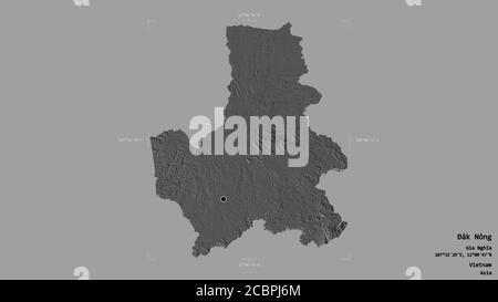 Area di Đăk Nông, provincia del Vietnam, isolata su uno sfondo solido in una scatola di delimitazione georeferenziata. Etichette. Mappa elevazione bilivello. Rendering 3D Foto Stock