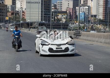 Beirut, Libano, 6 agosto 2020. Dopo l'esplosione di Beirut, e giovani libanesi e volontari che raccolgono le macerie e aiutano le persone. Il Foto Stock