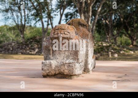 Il Trono della Giaguaro di fronte al Palazzo del Governatore nelle rovine della città Maya di Uxmal a Yucatan, Messico. Città preispanica di Uxma Foto Stock