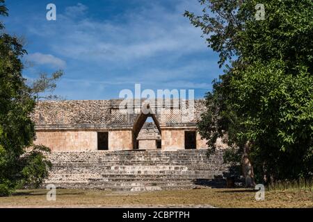 L'ingresso principale al quadrilatero Nunnery è attraverso un porta ad arco in corbel al centro dell'edificio sud Nelle rovine maya pre-ispaniche di Foto Stock