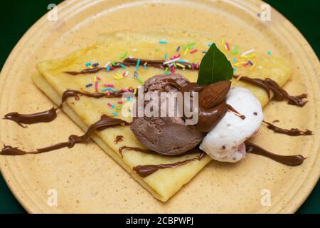 Pancake fatto in casa con gelato e crema di cioccolato Foto Stock