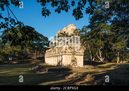 Il Tempio o Casa dell'Iguana nelle rovine Maya pre-ispaniche di Uxmal, Messico. Dietro c'è la Piramide del Magico. Foto Stock