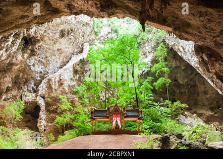 Pittoresco antico padiglione all'interno di una grotta nascosta, Phraya Nakhon Cave, attrazioni turistiche vicino Hua Hin, Thailandia. Foto Stock