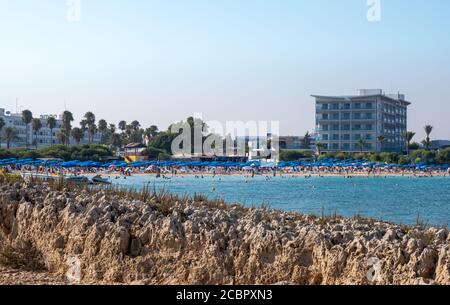 Panorama della spiaggia di makronisos, Ayia Napa, Cipro Foto Stock