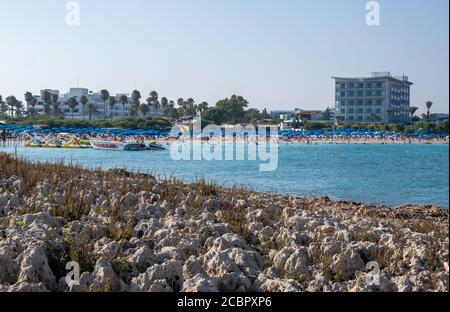 Panorama della spiaggia di makronisos, Ayia Napa, Cipro Foto Stock