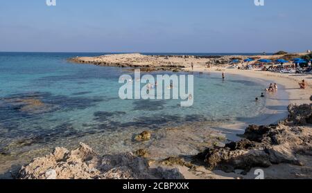 Panorama della spiaggia di makronisos, Ayia Napa, Cipro Foto Stock