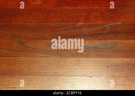 Vista dall'alto di un pavimento in laminato di legno con graffi sotto le luci Foto Stock