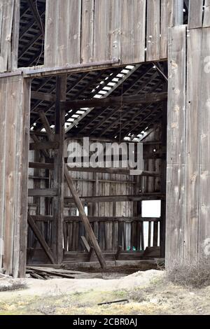 Primo piano di una fattoria di legno abbandonata Foto Stock