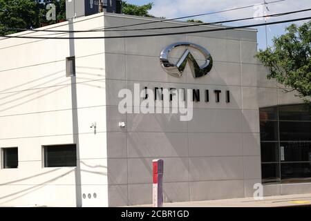 Logo aziendale Infiniti visto su uno degli showroom delle concessionarie auto. Foto Stock