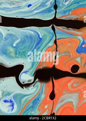 Vernice colorata e disordinata scheggiata sulla carta Foto Stock