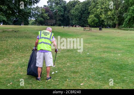 Northampton, Regno Unito, 15 agosto 2020. Una cucciolata residente maschile locale che raccoglie nell'area giochi per bambini di Abington Park. Un gruppo di amici di Abington Park che sono tutti volontari, uscire ogni giorno in tutto il parco cercando di tenerlo in ordine, che è un lavoro senza fine. Credit: Keith J Smith./Alamy Credit: Keith J Smith./Alamy Live News Foto Stock