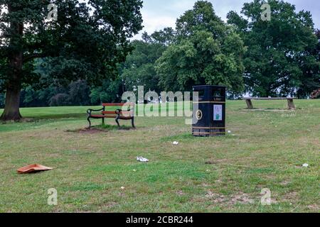 Northampton, Regno Unito, 15 agosto 2020. Una cucciolata residente maschile locale che raccoglie nell'area giochi per bambini di Abington Park. Un gruppo di amici di Abington Park che sono tutti volontari, uscire ogni giorno in tutto il parco cercando di tenerlo in ordine, che è un lavoro senza fine. Credit: Keith J Smith./Alamy Credit: Keith J Smith./Alamy Live News Foto Stock