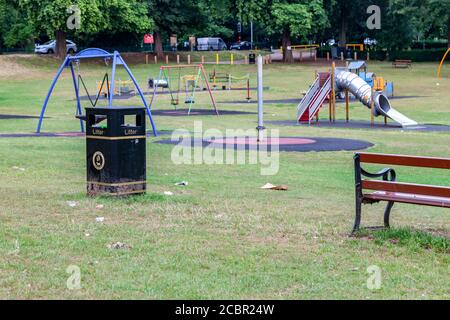 Northampton, Regno Unito, 15 agosto 2020. Una cucciolata residente maschile locale che raccoglie nell'area giochi per bambini di Abington Park. Un gruppo di amici di Abington Park che sono tutti volontari, uscire ogni giorno in tutto il parco cercando di tenerlo in ordine, che è un lavoro senza fine. Credit: Keith J Smith./Alamy Credit: Keith J Smith./Alamy Live News Foto Stock