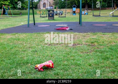 Northampton, Regno Unito, 15 agosto 2020. Una cucciolata residente maschile locale che raccoglie nell'area giochi per bambini di Abington Park. Un gruppo di amici di Abington Park che sono tutti volontari, uscire ogni giorno in tutto il parco cercando di tenerlo in ordine, che è un lavoro senza fine. Credit: Keith J Smith./Alamy Credit: Keith J Smith./Alamy Live News Foto Stock