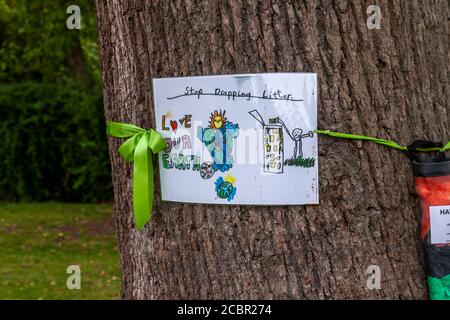 Northampton, Regno Unito, 15 agosto 2020. Una cucciolata residente maschile locale che raccoglie nell'area giochi per bambini di Abington Park. Un gruppo di amici di Abington Park che sono tutti volontari, uscire ogni giorno in tutto il parco cercando di tenerlo in ordine, che è un lavoro senza fine. Credit: Keith J Smith./Alamy Credit: Keith J Smith./Alamy Live News Foto Stock