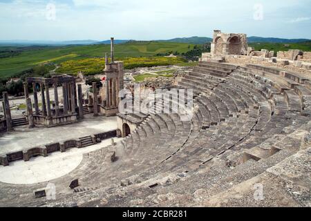 Thugga Tunisia, vista della campagna in primavera dalla cima dell'anfiteatro romano Foto Stock