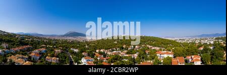 Atene Grecia panorama. Atene città dal Monte Penteli, soleggiata giornata estiva. Vista aerea dal drone Foto Stock