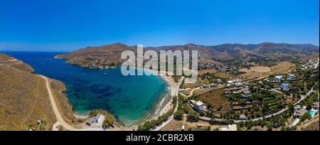 Isola di Kea Tzia, Cicladi, Grecia. Panorama della baia di Otzias, soleggiato giorno d'estate, calma acqua limpida, spiaggia di sabbia. Vista aerea dal drone Foto Stock