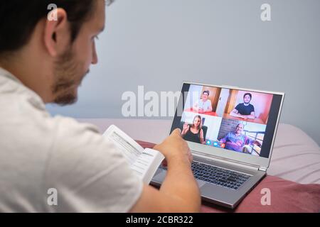 Uomo che dà una lezione in linea ad un gruppo di gente di età differente. Insegnamento online e concetto di diversità. Foto Stock