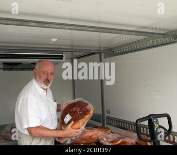 Aldudes, Francia 23. Giugno 2017. Razza basca di maiale in una fattoria di paese basco. Una partita di prosciutto parte per la città di Bayonne. Foto Stock