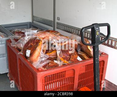 Aldudes, Francia 23. Giugno 2017. Razza basca di maiale in una fattoria di paese basco. Una partita di prosciutto parte alla città di Bayonne. Foto Stock