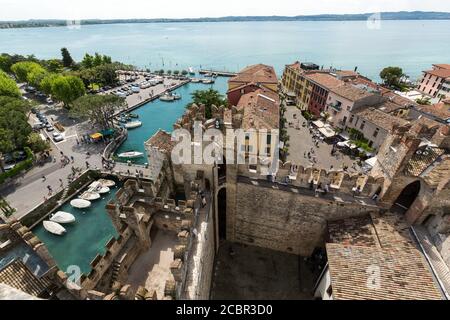 SIRMIONE, ITALIA - 5 MAGGIO 2016: Vista di antichi edifici colorati a Sirmione e sul Lago di Garda dalle mura del castello Scaligero, Italia Foto Stock